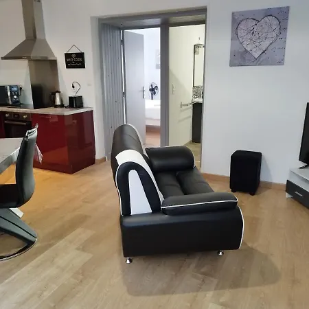 Comme Chez Soi Живе